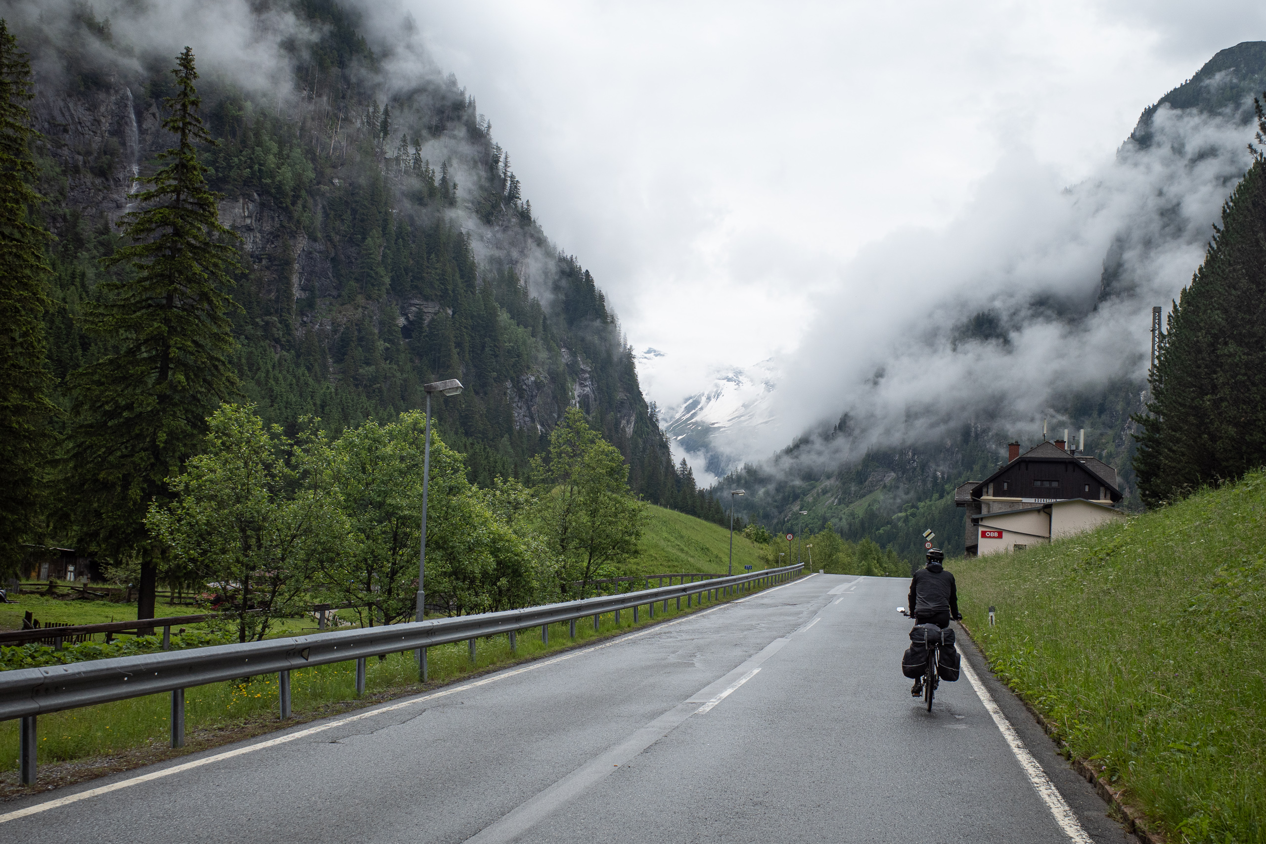 Hinauf nach Böckstein zur Verladestelle – die Wolken hängen tief im Tal